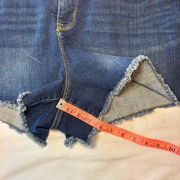 Torrid‎ Feel the Fit Cut Off Jean Shorts Dark Wash Sz 16 - Picture 3 of 7